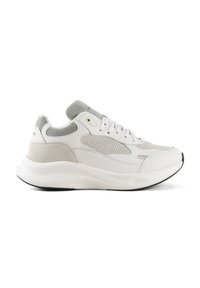 Witte sneakers met een glad leren bovenwerk, grijze suède accenten, geperforeerde details en een gevoerde, gestructureerde zool.