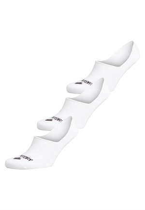 Weiße No-Show-Socken aus weichem Stoff, nahtlosem Design und mit schwarzem Logo-Detail. Ideal für unauffälliges Tragen mit verschiedenen Schuhen.