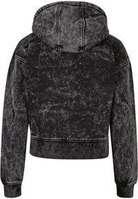 Sudadera negra recortada hecha de una tela suave con un acabado desgastado, que cuenta con capucha, puños acanalados y detalles de costura visibles.