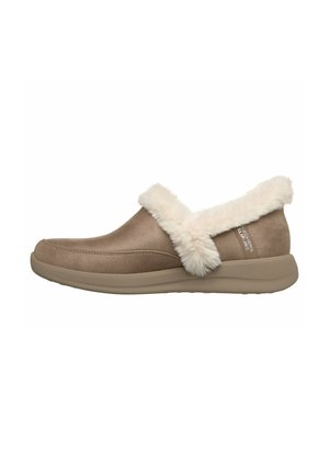 Chaussures beige à enfiler avec une douce doublure en fausse fourrure crème, matériau lisse semblable au suède, bout arrondi et semelle texturée de couleur claire.