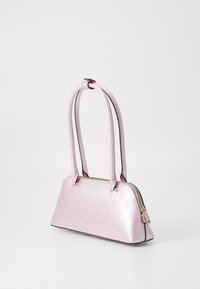 Borsa a tracolla metallica rosa con una forma triangolare strutturata, dotata di due manici lisci, una chiusura con zip e modelli floreali in rilievo.