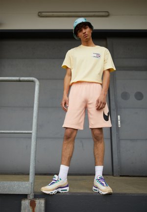 CLUB - Shorts - arctic orange