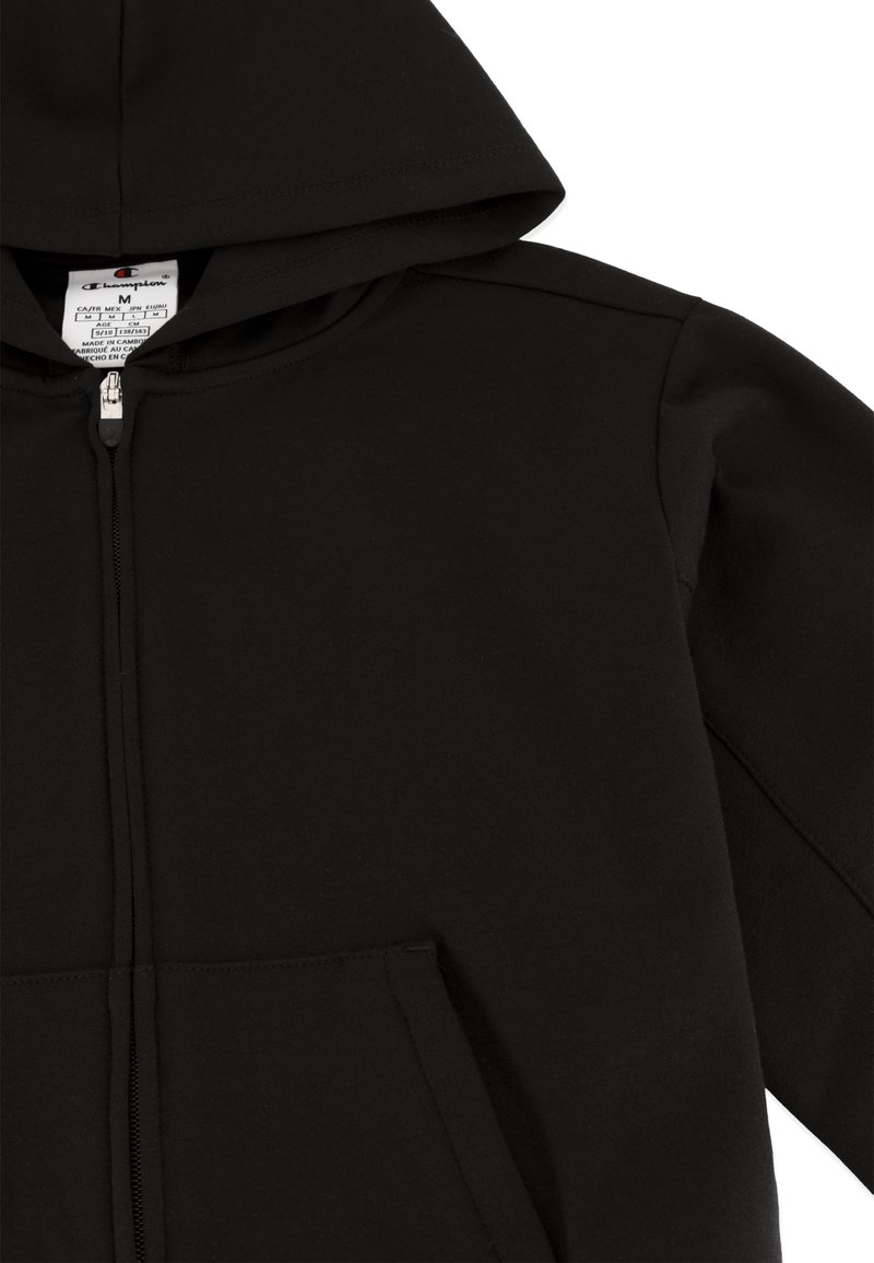 Sudadera con cremallera negra hecha de tejido suave, con un bolsillo tipo canguro, capucha con cordón y una etiqueta cerca del cuello. Textura suave.