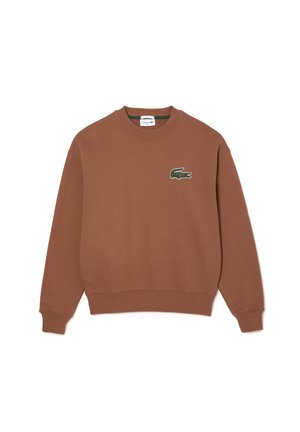 Brązowa bluza crewneck z długimi rękawami i małym zielonym logo krokodyla na lewej stronie klatki piersiowej.
