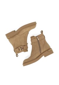 Hnědé kotníkové boty s hladkým umělým koženým povrchem, bočním zipem, zlatými akcenty a páskem s logem.