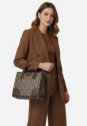 Borsa marrone con texture, caratterizzata da un esterno decorato con motivo e dettagli in pelle marrone scuro. Ferramenta dorata sui manici e alla base aggiunge particolari.