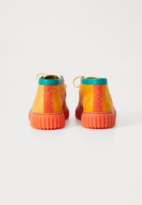 Clarks TORHILLEXPLORE POKÈMON UNISEX - Igapäevased paeltega jalatsid - orange