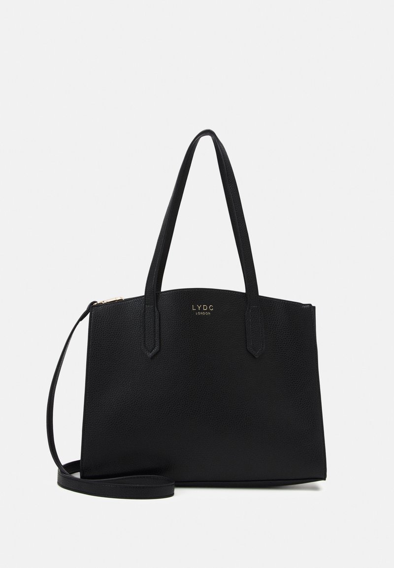 Sac tote en cuir noir texturé avec deux poignées, une bandoulière amovible et un logo doré "LYDC London" à l'avant.