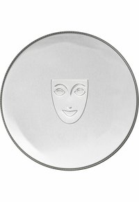 Silberne ovale Platte mit gebürsteter Metalloberfläche, in der Mitte mit einem geprägten Maskenmotiv. Glatte Kanten und subtiler Glanz.