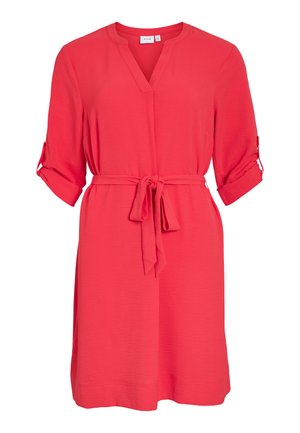 Rochie roșie până la genunchi, cu decolteu în V, mâneci trei sferturi suflate și curea legată în talie.