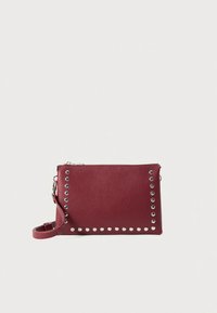 Vinröd läderclutch med silvernitar längs kanterna, dragkedja och avtagbar rem. Kompakt rektangulär form, texturerad yta.