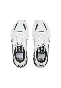 Sneakers bianchi con accenti neri, materiali in rete e sintetici, punta rotonda, lacci piatti e logo visibile sulla linguetta e sulla soletta.