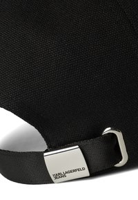 Fekete vászontáska ezüst téglalap alakú fém kiegészítővel. Textil pánttal rendelkezik, és a "KARL LAGERFELD JEANS" márkaneve látható rajta.