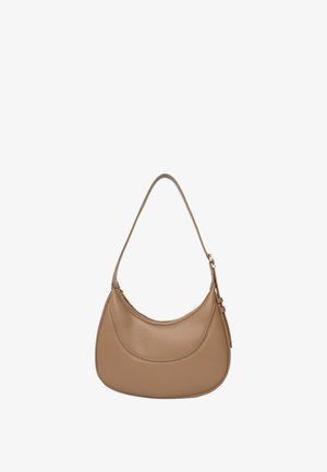 Piccola borsa a tracolla in pelle color cuoio con cerniera superiore curva e tracolla regolabile su sfondo bianco.