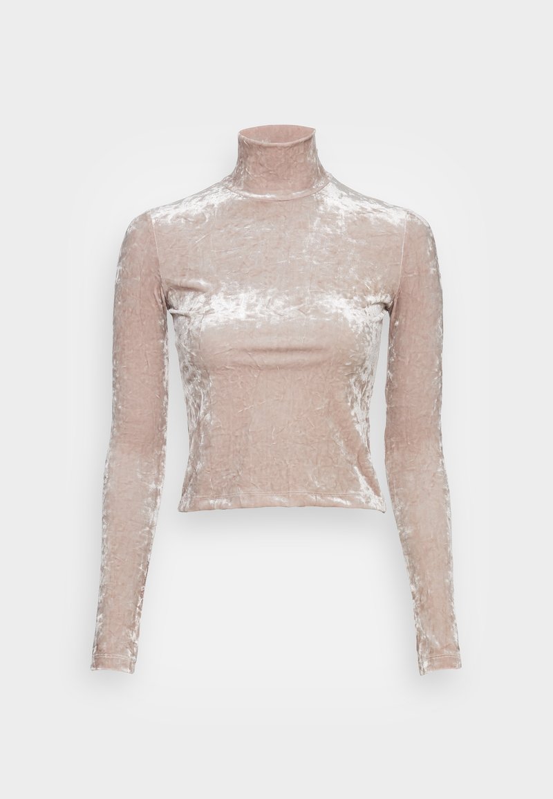 Top de manga larga y cuello alto en terciopelo rosa claro con una textura ligeramente arrugada y una silueta ajustada.