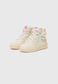 Baskets montantes crème avec un design de lama de cartoon, des motifs d'étoiles et des accents de couleurs pastel. Comprend du cuir texturé et des semelles en caoutchouc.