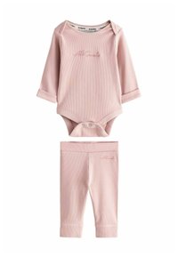 Svetloružový baby outfit s rebrovanou textúrou pozostávajúci z dlhého rukávu bodysuitu so zacvakávacími gombíkmi a zodpovedajúcich legín s vyšitým logom.