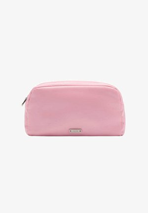 Trousse de toilette rectangulaire rose douce avec une fermeture éclair et une petite étiquette de marque argentée au centre avant.