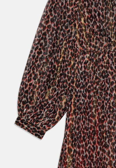 Vestido de estampado de leopardo con mangas largas y abullonadas, cinturilla fruncida y detalles metálicos dorados sobre una tela ligera y fluida.