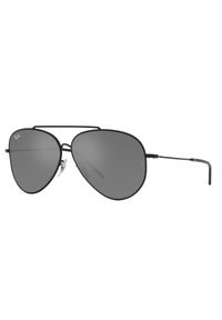 Occhiali da sole aviator neri con lenti grigie, montatura in metallo sottile e doppio ponte. Presentano cuscinetti per il naso e stanghette slanciate.