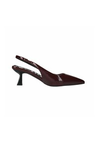Chaussure à talon slingback en cuir verni bordeaux avec un bout pointu et un talon noir de hauteur intermédiaire, présentant un dos ouvert et des détails subtils.
