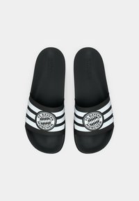 Μαύρες σαγιονάρες με λογότυπο της FC Bayern München. Διαθέτουν παχύ μαύρο λουράκι με λευκές ρίγες και υφασμάτινη επιφάνεια. Κατασκευασμένες από ανθεκτικό συνθετικό υλικό.