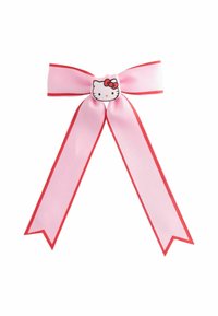 Lyserød satin sløjfe med røde kanter, prydet med et Hello Kitty midtpunkt, glat tekstur og spidse båndender.