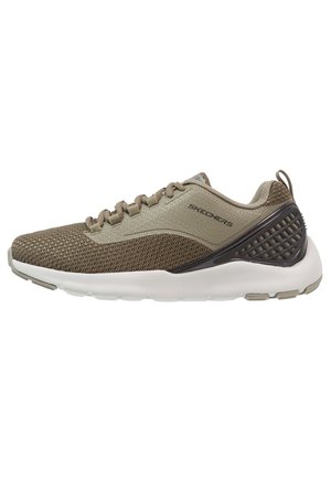 Jasnobrązowy sneaker Skechers z dzianinową przednią częścią, syntetyczną cholewką, białą podeszwą, tylną pętelką i oznakowanym bocznym logo.