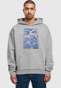 Grijze katoenen hoodie met een voorzak in kangoeroestijl. Bevat een blauwe grafische print, inclusief tekst en afbeeldingen, op het borstgebied.