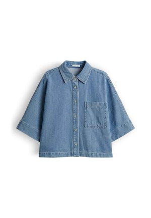 Chemise courte en denim bleu à manches courtes, boutons sur le devant, col pointu et une seule poche poitrine sur fond blanc.