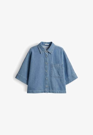Blaues Denim-Kurzarmhemd mit kurzen Ärmeln, Knöpfen vorne, spitzem Kragen und einer Brusttasche auf weißem Hintergrund.
