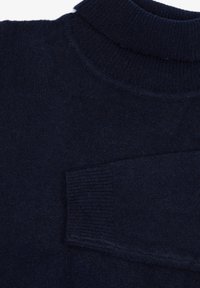 Maglione a maglia blu navy con colletto alto, caratterizzato da un tessuto testurizzato e una piccola tasca sul davanti, dal aspetto morbido e caldo.