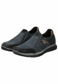 Zapatos tipo slip-on de cuero azul oscuro y ante negro con acentos beige, con costuras en contraste y una suela de goma texturizada.