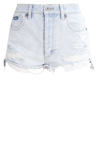 Shorts en denim bleu clair avec des détails déchirés, des ourlets effilochés, une taille haute et un style traditionnel à cinq poches avec des rivets en métal.