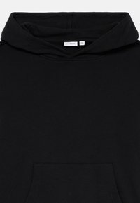 Haut à capuche noir avec poche avant, design simple et étiquette de marque visible à l'intérieur du col.