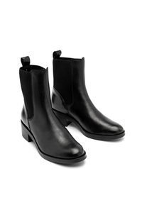 Czarne skórzane botki za kostkę z elastycznymi panelami bocznymi, zaokrąglonymi noskami i niskim obcasem typu blok. Posiadają uchwyty z tyłu ułatwiające zakładanie.
