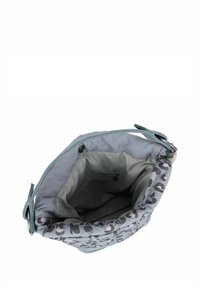 Bolsa acolchada gris con un forro de estampado de leopardo rosa claro, que cuenta con un único bolsillo con cremallera en el interior y un exterior suave y texturizado.