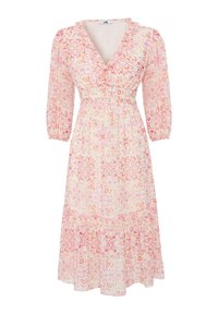 Robe à fleurs de longueur genou en rose clair et crème, avec un décolleté en V, des accents de volants et des manches trois-quarts.