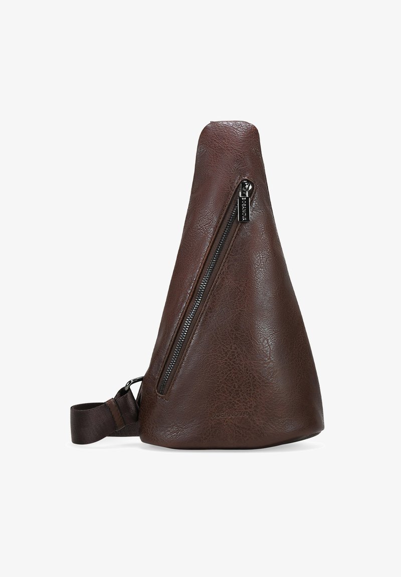 Bolso bandolera de imitación de cuero marrón con forma triangular, cierre de cremallera destacado y detalle texturizado en la superficie. Correa ajustable visible.