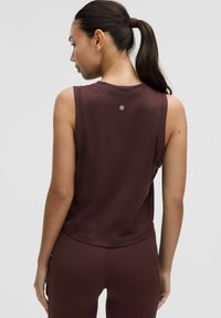 Beigiu rankovių sportinis marškinėlis tamsiai burgundiškoje spalvoje, pagamintas iš kvėpuojančio tekstūrinio audinio su subtiliomis perforacijomis ir logotipo detale nugaroje.