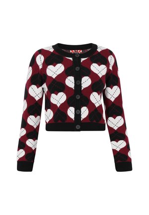 Roter Cardigan mit einem Herzmuster in Schwarz und Weiß, rundem Hals, langen Ärmeln und schwarzem Knopfverschluss vorne.