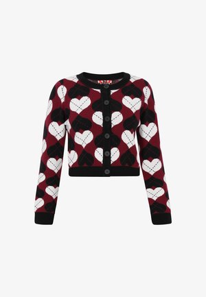 Punainen neulecardigan, jossa on mustavalkoinen sydänkuvio, pyöreä kaulus, pitkät hihat ja mustat napit edessä.