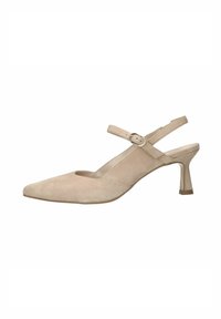 Zapato de tacón tipo slingback de gamuza beige con puntera afilada, tacón curvado de altura media y correa con hebilla en el tobillo.