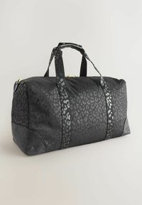 Černá taška na cesty s texturou v leopardím vzoru, vybavená odolnými rukojeťmi a nastavitelným popruhem na rameno, zlatým zipem a prostorným designem.