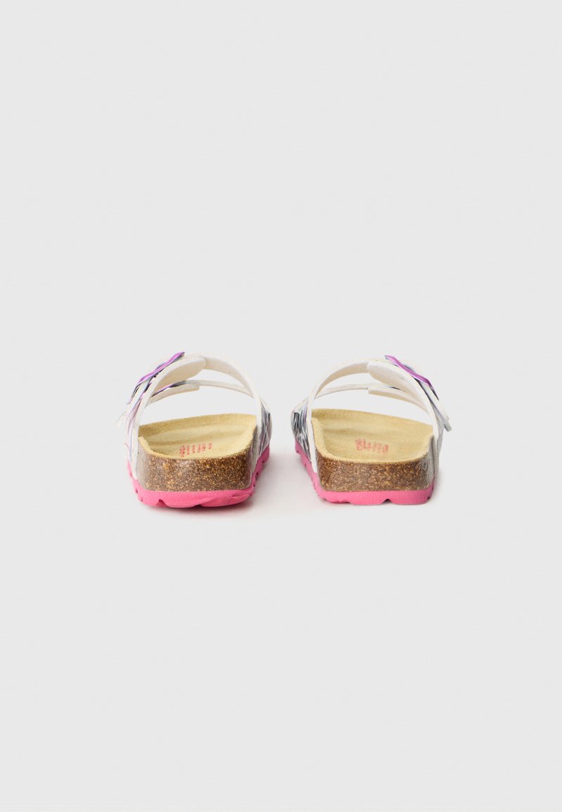 Bunt gefärbte Sandalen mit weißem Grund, lila und rosa Akzenten, strukturiertem Fußbett und pinken Gummisohlen. Offenrückendesign, einfache Riemen.