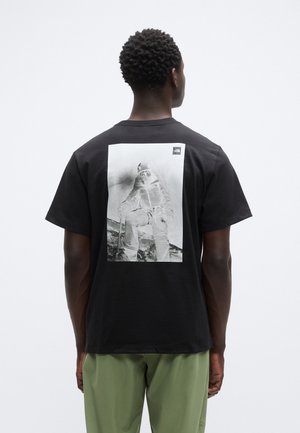EXPEDITION PHOTO RELAXED SHORT SLEEVE TEE GRAPHIC - Trükipildiga T-särk - black