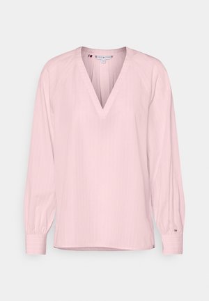 Lichtroze blouse met lange mouwen, V-hals, geknoopte manchetten en een subtiel verticaal streeppatroon.
