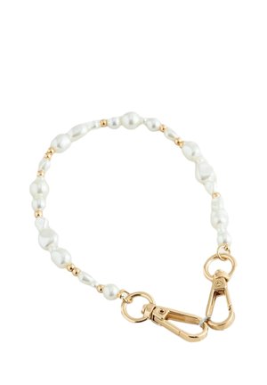 Kette mit unregelmäßigen weißen Perlen und kleinen goldenen Perlen, die in zwei goldenen Karabinern zum Befestigen von Gegenständen endet.