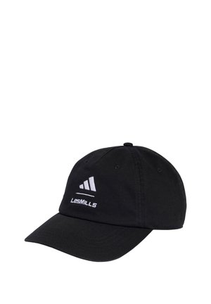 Crna bejzbolska kapa s bijelim Adidas logotipom i izvezenim tekstom "Les Mills" sprijeda, prikazana na bijeloj pozadini.