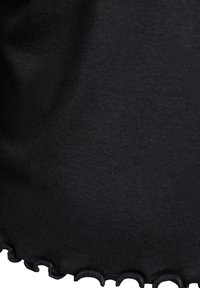 Mustmust kanga, mille tekstuuri, mille alumisel äärel on laineline äärte detail, luues peene dekoratiivse efekti.